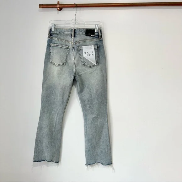 NWT Lulu’s Daze Denim Shy Girl Light Wash Distressed High Waist Crop Fla… - Picture 8 of 8